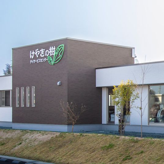 シンプルな外観の建物