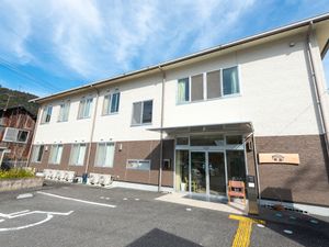 明るい外観の施設入口