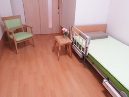 居室の家具とベッド