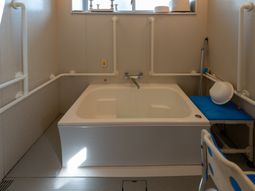 バリアフリーの清潔な浴室