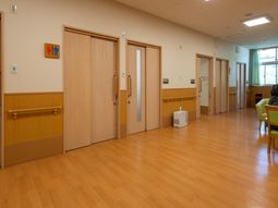 暖かみのある休憩スペース