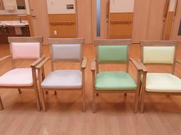 色とりどりのいすが並ぶ部屋