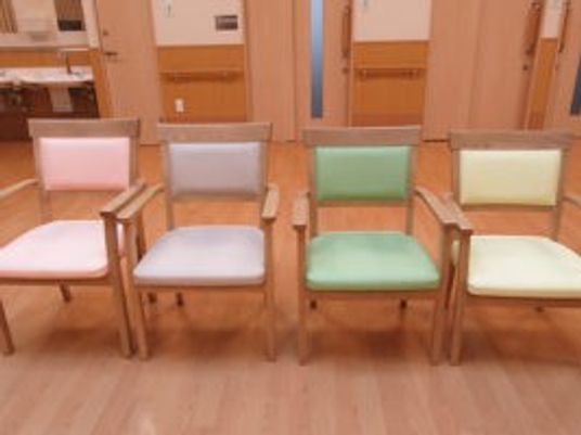 木製椅子が並ぶ廊下  