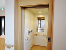 手すり付き廊下と部屋の入口