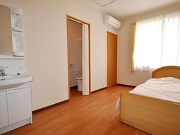 明るい居室の内観