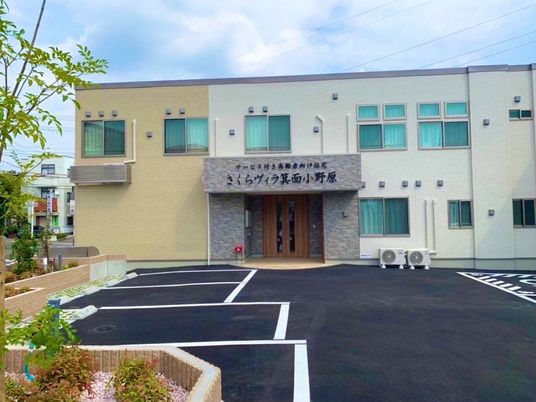 明るい外観の正面玄関  