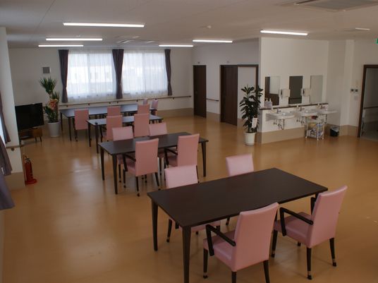 明るく広々とした食堂