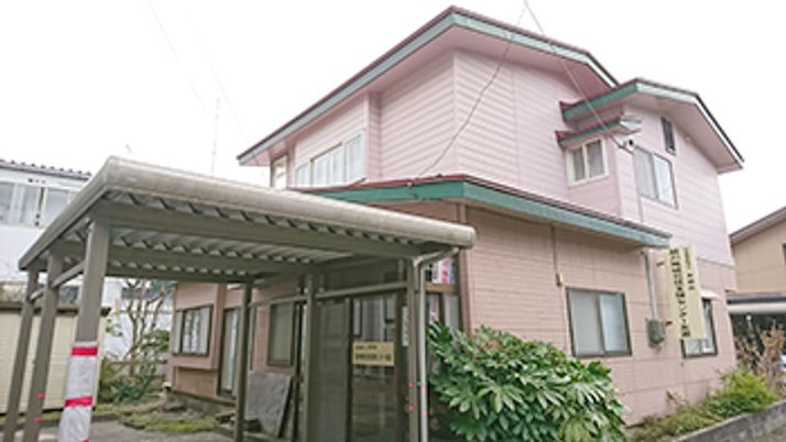 広い玄関の外観
