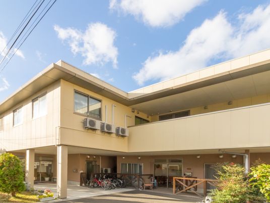 明るい外観の施設エントランス 