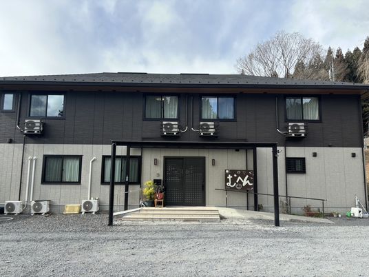 建物正面の外観  