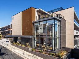 モダンな建物のエントランス