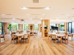 広々とした明るい食堂