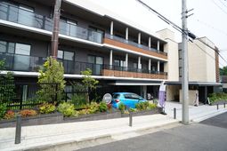 多階層のモダン建築