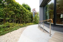 緑豊かな中庭の通路