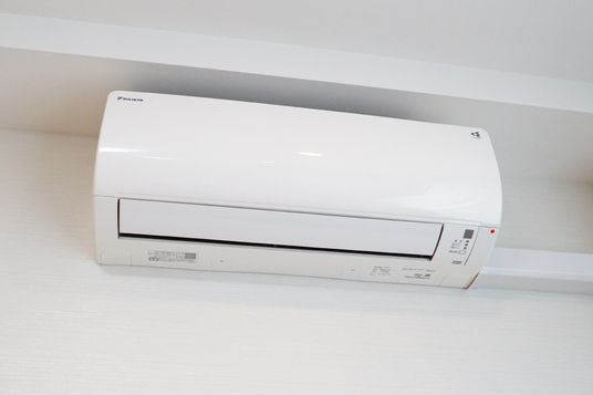 壁に取り付けられたエアコン
