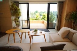 明るいリビング空間