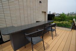 庭に設えられた休憩スペース