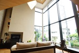 明るいリビングスペース