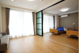 広々居室と窓の明るさ