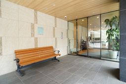 ベンチとガラスドアのエントランス