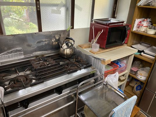調理用具の整ったキッチン