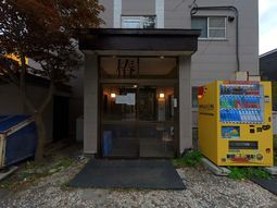 入口と自動販売機
