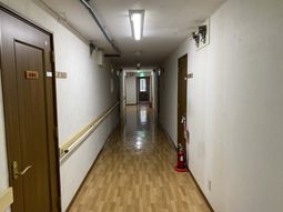明るい廊下の全景