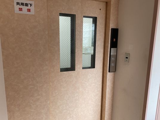 エレベーターの前の様子