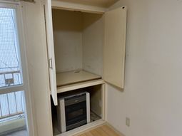 収納とヒーターのある居室