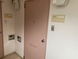 落ち着いた色の居室の扉