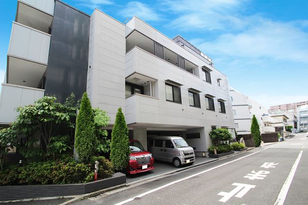 シンプルな外観の建物