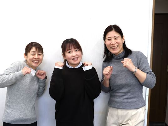 笑顔のスタッフがいる室内