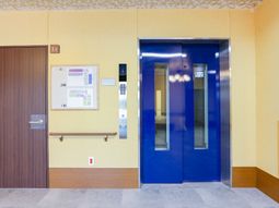 青い扉のエレベーター