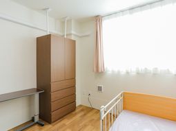 明るい居室の一角