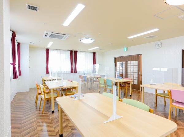 明るい共用ダイニング