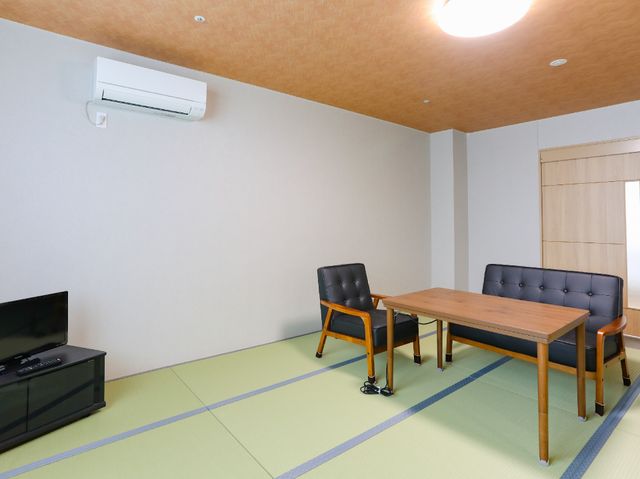 和洋折衷の居室空間 家族待機室 落ち着いた雰囲気の居室には、和の要素を取り入れた設計がされており、テーブルを囲んでの憩いの時間を過ごせるようになっています。