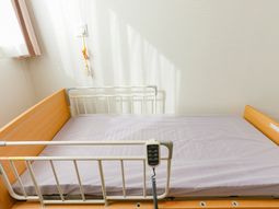 清潔なベッドの居室