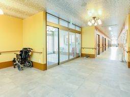 明るい廊下と車椅子