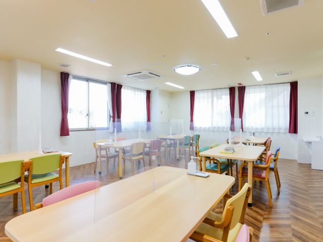 明るいダイニングルーム 食堂 温かみのあるダイニングルームです。さまざまなイベントや食事の時間に寄り合う場としてご活用いただけます。