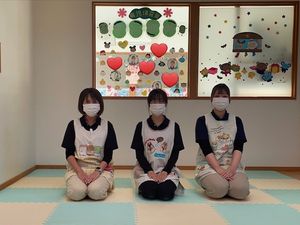 職員3人の和室  