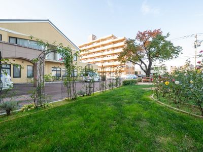 緑豊かな庭ビル外観
