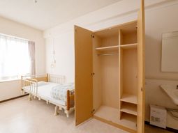 明るい居室の一角