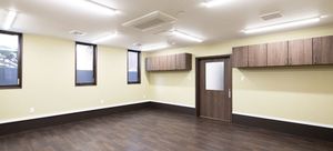 シンプルで広々とした部屋