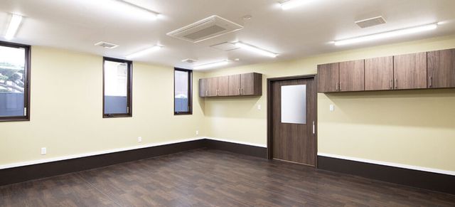 シンプルで広々とした部屋