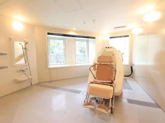 機能訓練用の浴槽と設備