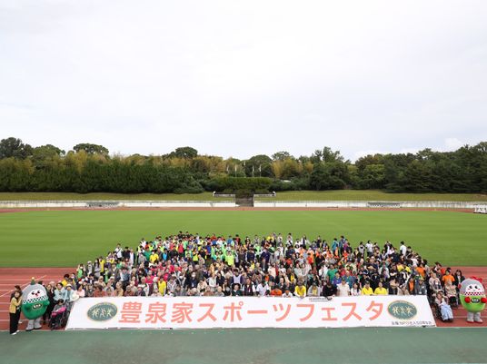多様な集団の集合写真