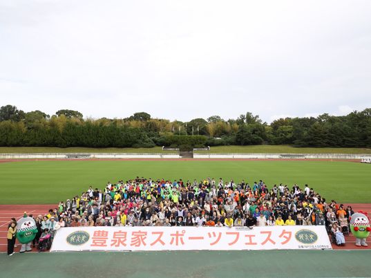 多様な集団の集合写真