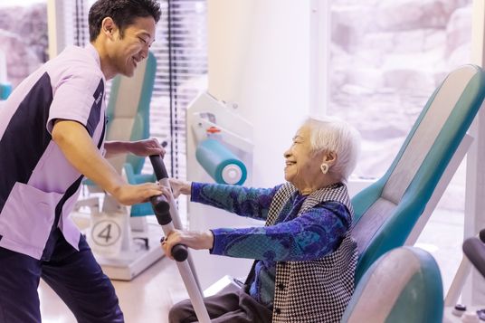明るいリハビリ室の一角