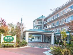 緑豊かな施設外観