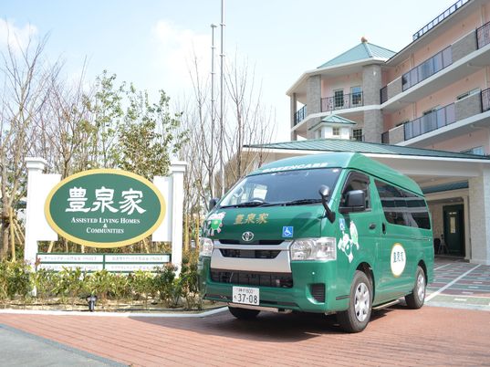 施設外の看板と送迎車